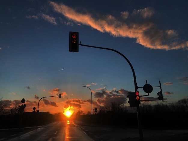 Segno stradale contro il cielo al tramonto