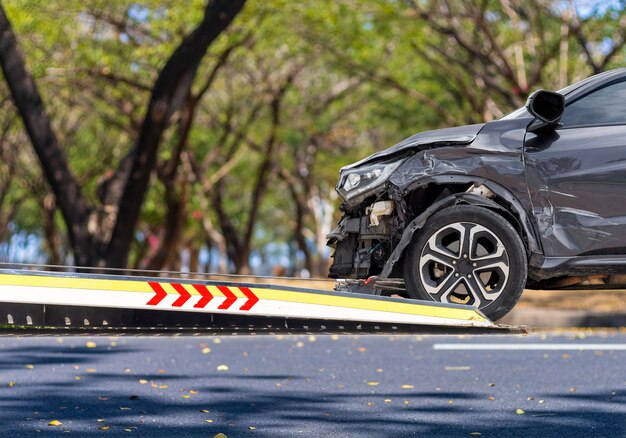 Segno stradale da auto in strada in città