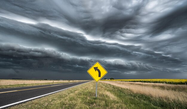 Segno stradale sul campo contro il cielo