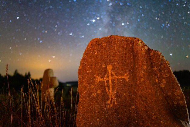 Segno su una tomba di pietra nell'antico cimitero, ripresa notturna