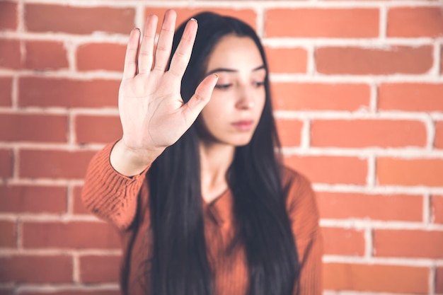 Segno triste della mano della donna