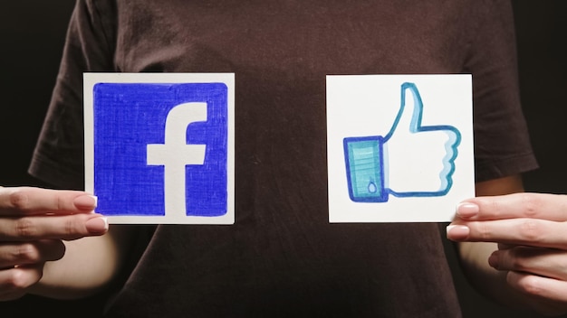 Segui Facebook come social network mani pollice in alto