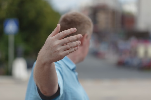 Seguimi. Il giovane ragazzo felice tira la mano