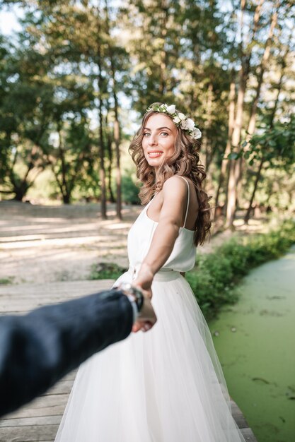 Seguimi il mio concetto d&#39;amore. Attraente giovane donna vestita in abito da sposa bianco