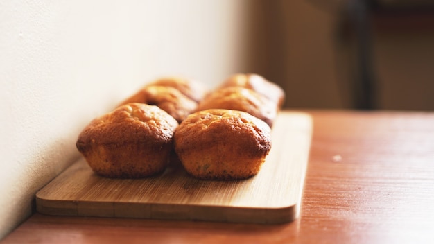 Sei deliziosi muffin fatti in casa su uno sfondo di legno. Dolce per buongustai. Messa a fuoco selettiva