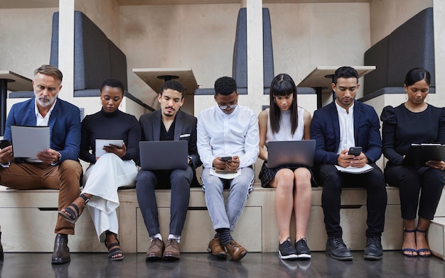 Sei forte quanto la tua squadra Foto di un gruppo di uomini d'affari che lavorano insieme in un bar