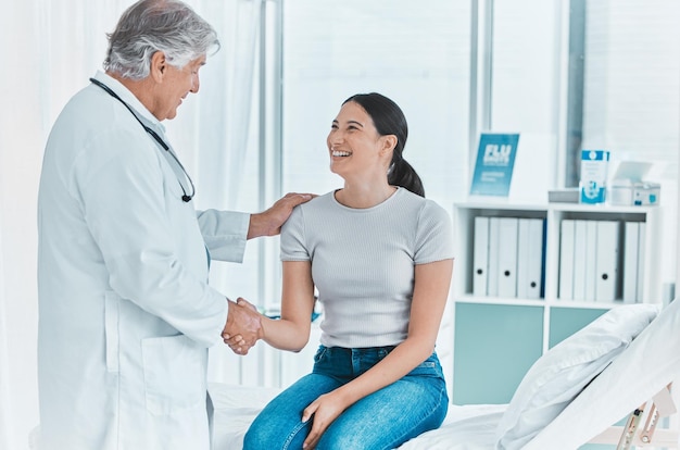 Sei il migliore in città. Inquadratura di un medico anziano che stringe la mano a un paziente in segno di saluto.