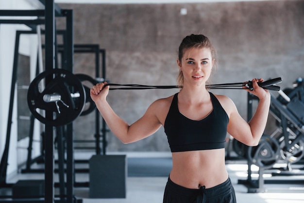 Sei pronto per il fitness. splendida donna bionda in palestra durante il fine settimana.