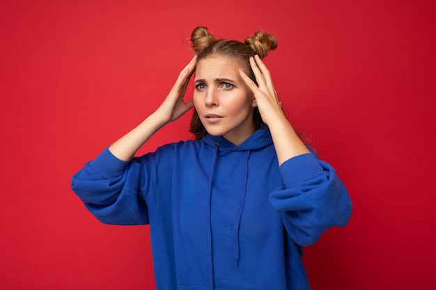 Sei serio? Foto del primo piano di bella giovane donna sorpresa stupita colpita attraente con la bocca aperta che indossa vestiti casuali isolate sopra fondo variopinto con spazio vuoto.