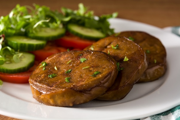 Seitan con le verdure sulla fine di legno della tavola su. Carne finta