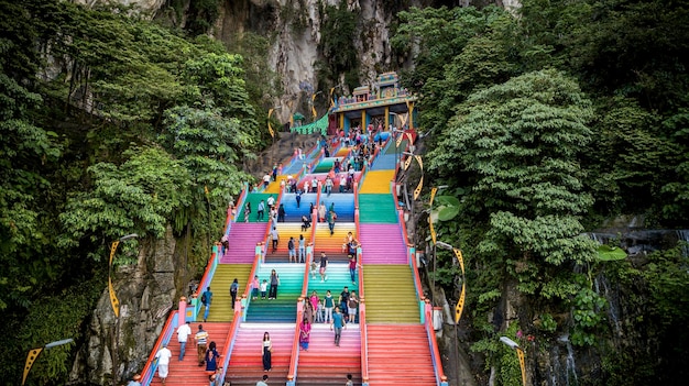 Selangor Malesia 1 settembre 2018 Il famoso e iconico calcare con la nuova vernice arcobaleno nella grotta di Batu popolare con attrazione turistica a Selangor Malesia