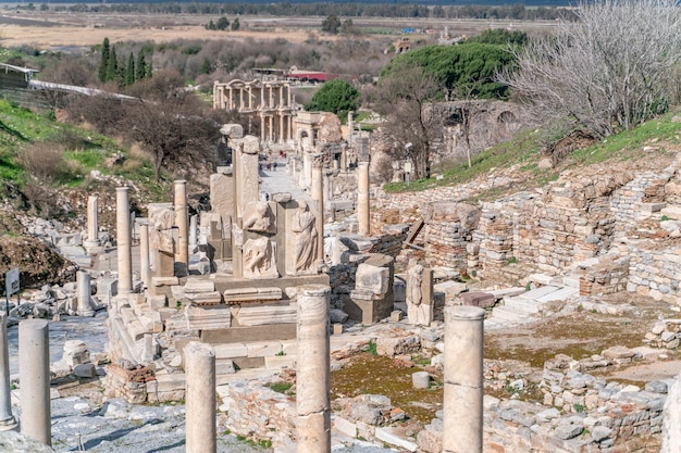Selcuk, Izmir, Turchia - colonne del monumento Memmius nelle rovine di Efeso, siti archeologici romani antichi storici nella regione della Ionia del Mediterraneo orientale sotto il cielo blu