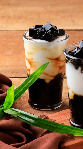 Selected Focus Black Grass Jelly (Cincau Hitam), Dessert indonesiano a base di foglie di Cincau con latte di cocco e zucchero di palma