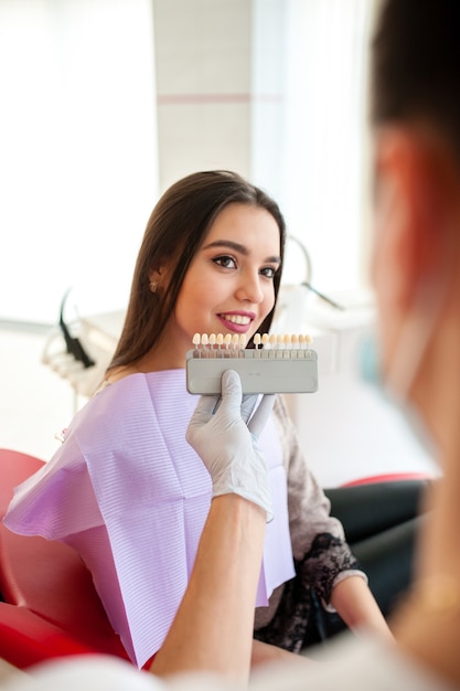 Selezione del colore dei denti in odontoiatria