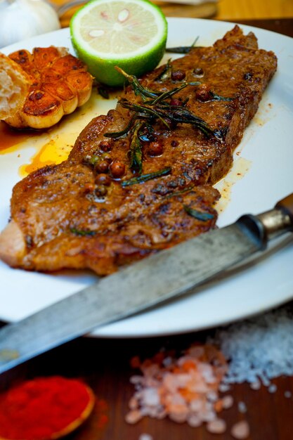 Selezione del macellaio di bistecca di manzo alla griglia arrosto