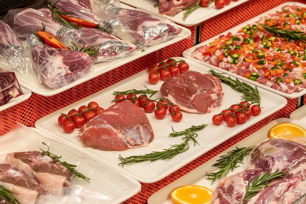 Selezione di carne di qualità in macelleria In esposizione diversi tipi di carne fresca Assortimento di carne