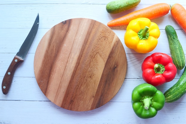 Selezione di cibi sani con verdure fresche sul tagliere sul tavolo