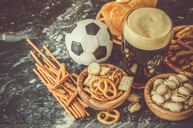 Selezione di cibo per feste per guardare il campionato di calcio