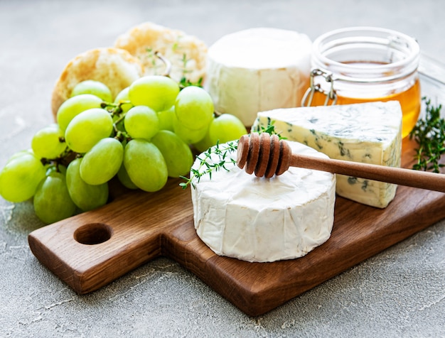 Selezione di formaggi, miele e uva