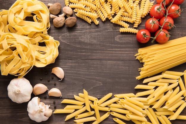 Selezione di pasta secca mista su fondo di legno