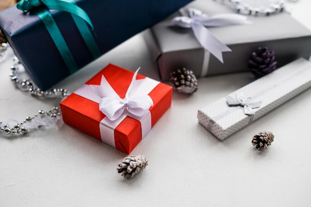 Selezione di scatole regalo su sfondo bianco Concetto di arredamento di Capodanno Regali splendidamente confezionati per creare un'atmosfera vacanziera