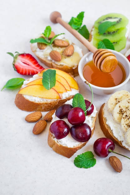 Selezione di snack dolci estivi. Bruschette o panini