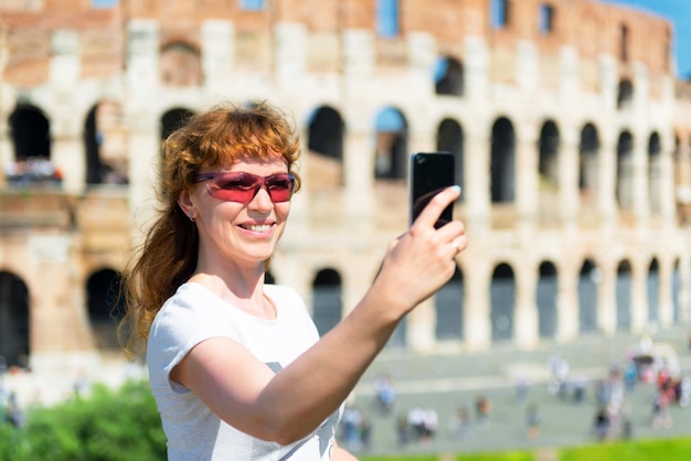 Selfie del turista ragazza al Colosseo Colosseo Roma Italia concetto di viaggio