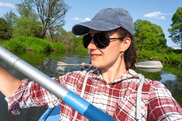 Selfie di coppia di uomo e donna sono felici in famiglia viaggio in kayak barca a remi sul fiume escursione in acqua un'avventura estiva turismo ecologico ed estremo stile di vita attivo e sano
