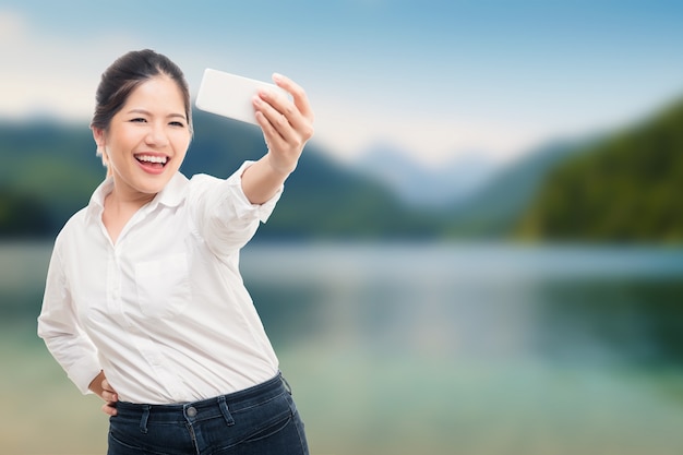 Selfie di donna asiatica con sfondo di paesaggio naturale