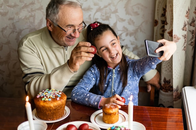 Selfie di famiglia con uova di Pasqua.