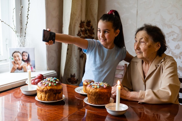 Selfie di famiglia con uova di Pasqua.