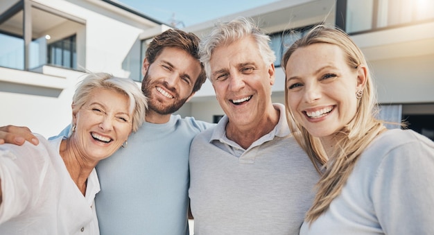 Selfie di famiglia felice fuori da una nuova casa immobiliare e investimento con futuro mutuo con sicurezza Ritratto fotografico di uomini e donne nel cortile di una proprietà gruppo di persone con un sorriso