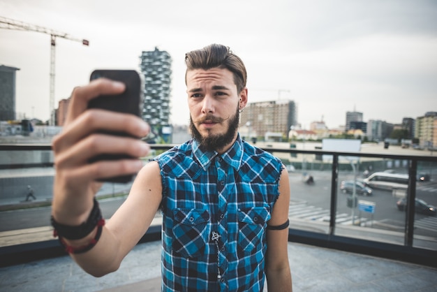 selfie di giovane uomo barbuto bello hipster