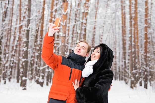 Selfie di inverno della ragazza del ragazzo durante una passeggiata.