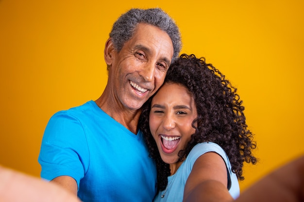 Selfie di padre e figlia sorridenti. padre e figlia si fanno selfie