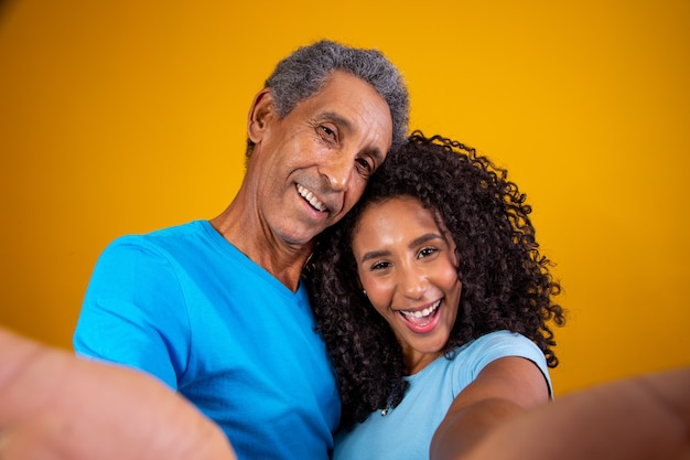 Selfie di padre e figlia sorridenti. padre e figlia si fanno selfie