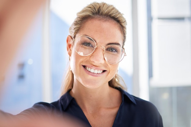 Selfie di successo e ritratto di donna d'affari in ufficio aziendale con idee visive e motivazione Avvio di leadership e felice imprenditrice scattano foto nel moderno posto di lavoro in Canada