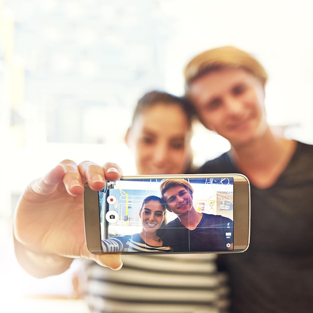 Selfie durante lo studio Inquadratura di due studenti universitari che posano per un selfie insieme in un bar