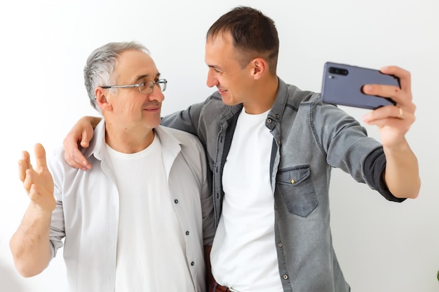 selfie figlio e papà, il concetto di valori familiari e foto selfie