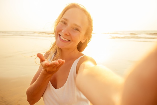 Selfie foto di una giovane donna modello in vacanza in crociera di lusso godendosi le vacanze serali Buone vacanze per i viaggiatori