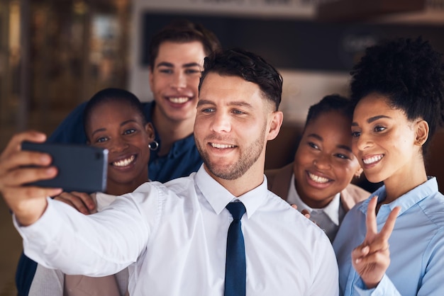 Selfie professionisti e team o gruppo dell'ufficio nel segno di pace del personale della diversità aziendale e coworking online Influencer o dipendenti in carriera di amici aziendali felici nella foto o nell'immagine del profilo