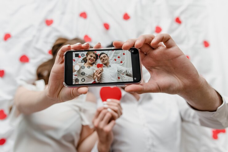 Selfie sullo schermo del telefono di uomo e donna innamorata nel letto