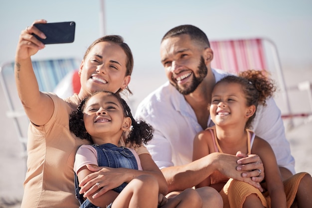 Selfie telefono e famiglia felice alle vacanze estive al mare godersi le vacanze insieme sulla sabbia dell'oceano delle Hawaii Madre padre e bambina con la fotografia dello smartphone sorridono di gioia ed eccitati a Bali