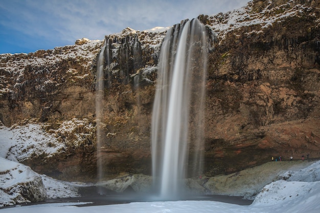 Seljalandsfoss è uno dei gioielli della corona delle cascate islandesi