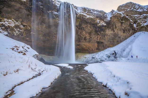 Seljalandsfoss è uno dei gioielli della corona delle cascate islandesi