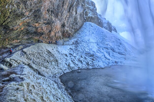 Seljalandsfoss è uno dei gioielli della corona delle cascate islandesi