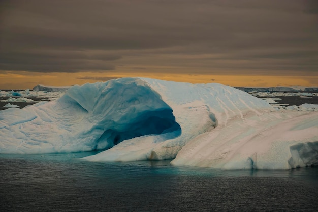 Selvaggio paesaggio ghiacciato Penisola Antartica Antartide