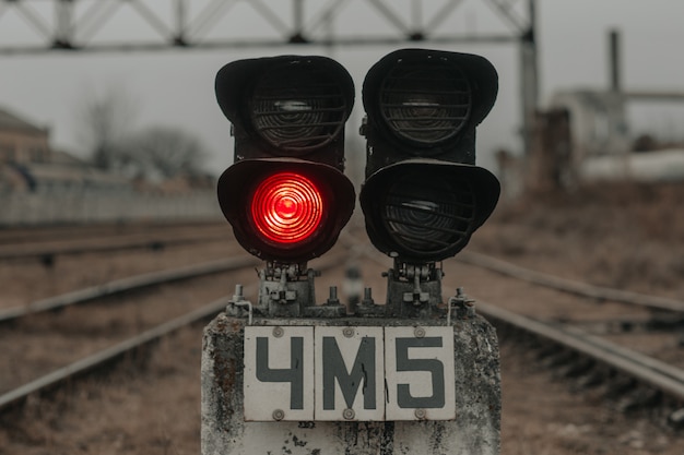 Semaforo ferroviario alla stazione.