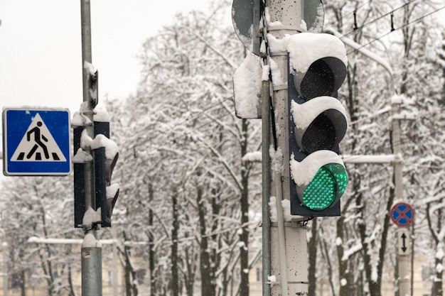 Semaforo funzionante su una strada cittadina in inverno Il semaforo è verde