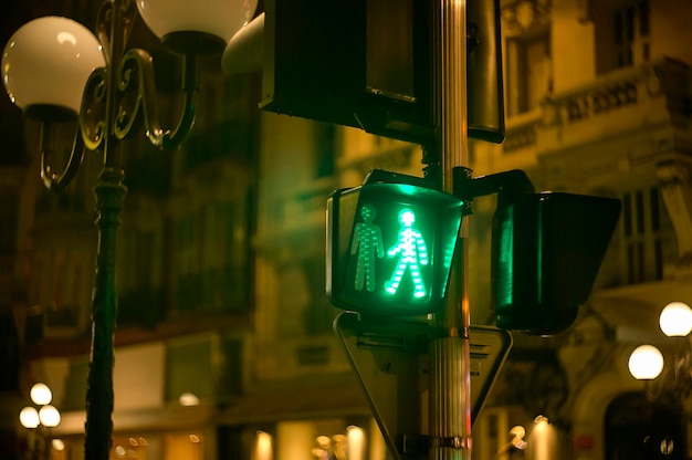 Semaforo pedonale verde in una caratteristica via di Nizza in Francia.